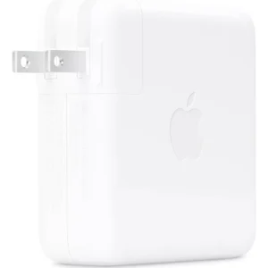 Imagen: Cargador Mac Original 96W USB-C - Rápido y Seguro. Solución de carga eficiente para MacBook Pro 14" (2021) y otros dispositivos compatibles con USB-C.