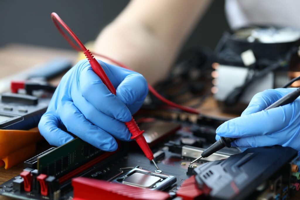 Técnico reparando una computadora con herramientas especializadas - Servicio Técnico Avanzado para Computadoras y Laptops